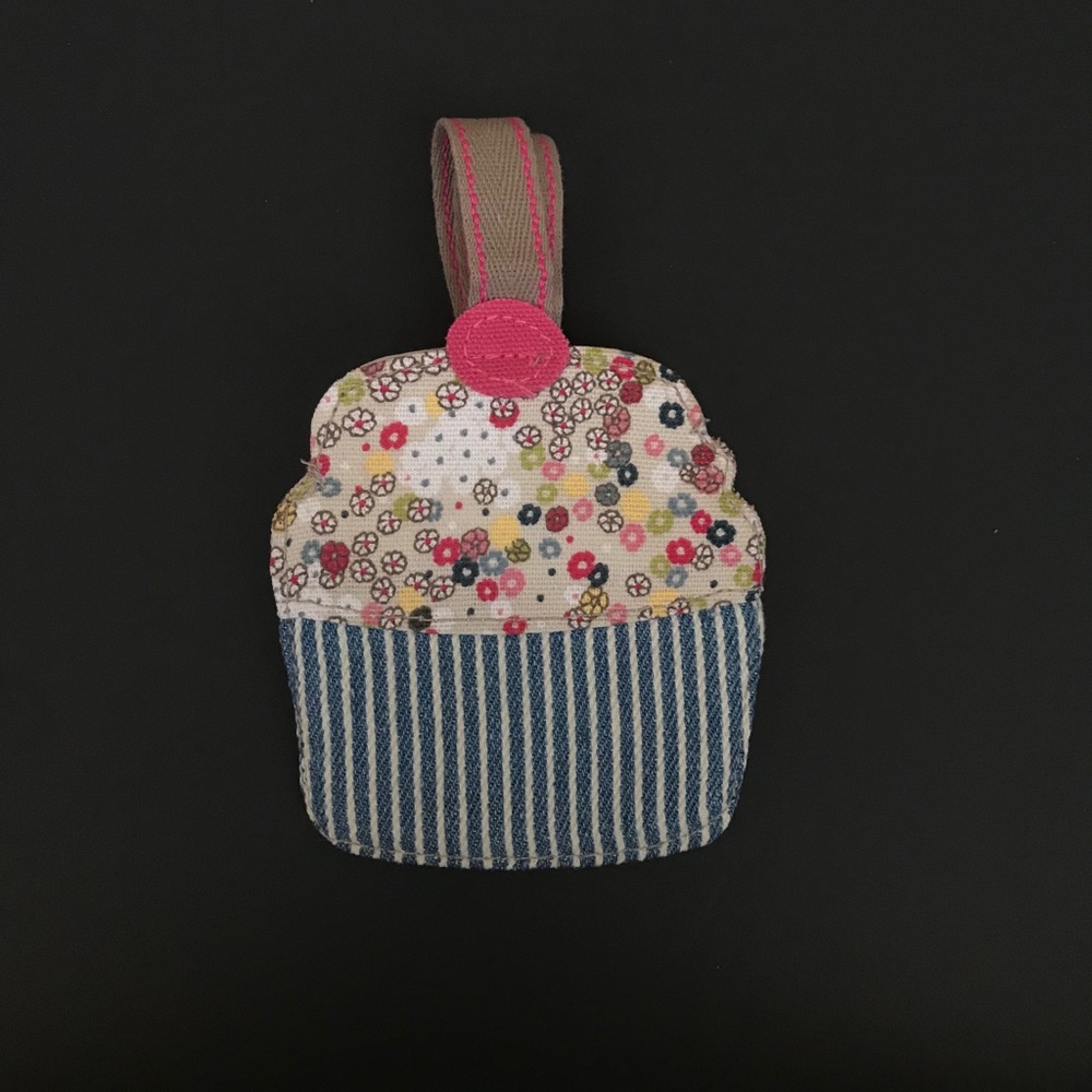 Thirty-One Icon Hang Tag blue and white cupcake